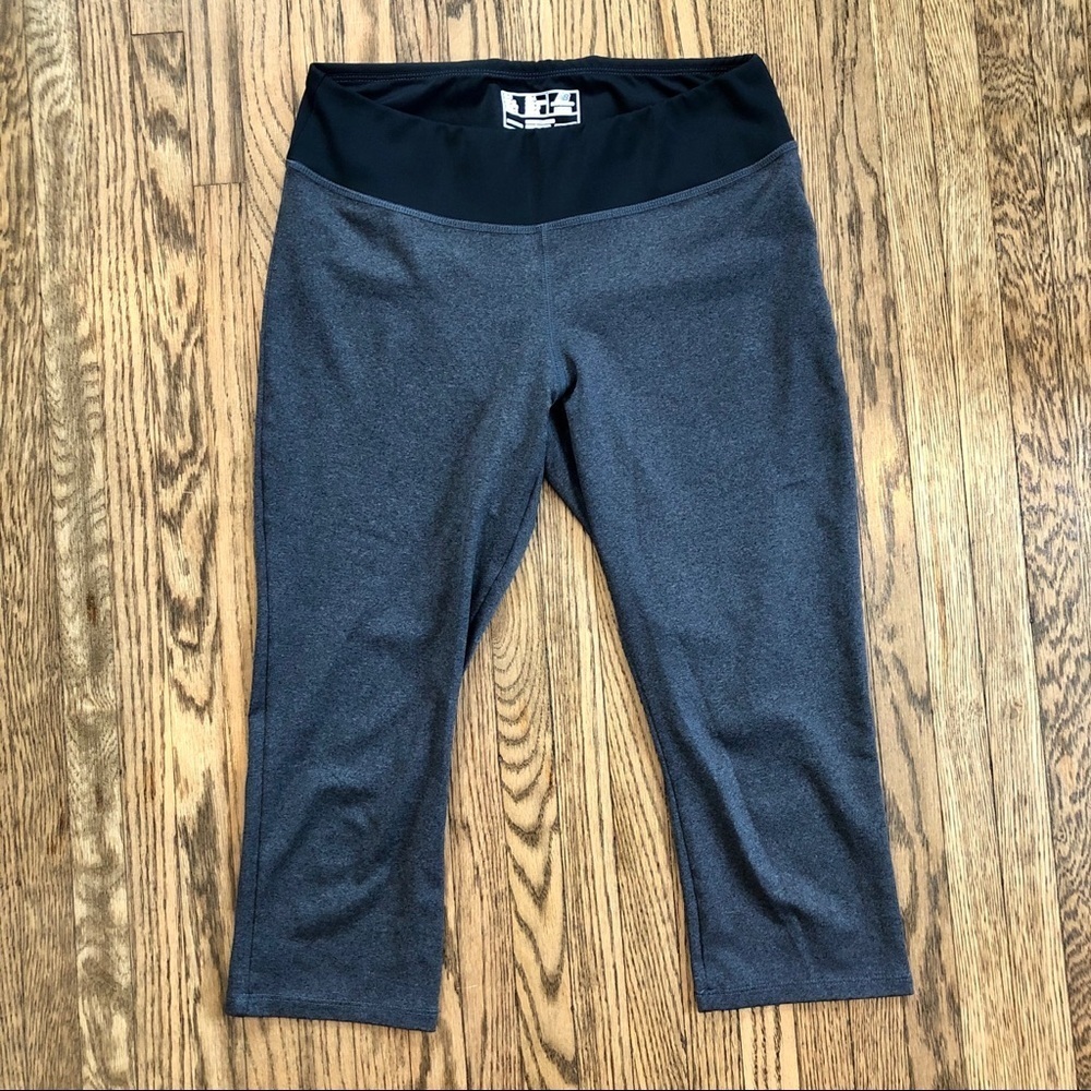 ✨3/$30✨ New Balance Grey Cropped Workout Leggings | M​​